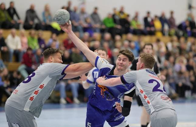 Germany Kelkheim Münster 22 11 2025 Handball Hessen 3 Liga Staffel Süd West Herren Saison 2025 2026 12 Spieltag TSG Münster blue TSG Haßloch gray f l Sebastian Bösing TSG Haßloch 28 , Jonas Schneider TSG Münster 5 , Niklas Klein TSG Haßloch 24 Sport TSG Münster TSG Haßloch
