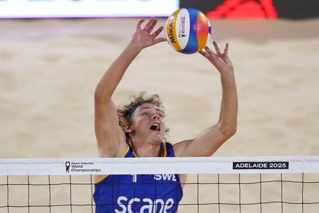 Beach volleyball, Beachvolleyball World Championship, WM, Weltmeisterschaft David Ahman (SWE) v Jacob Hölting Nilsson and Elmer Andersson (SWE) during the Men™s Final match of the Beach Volleyball World Championships at The Drive in Adelaide, Sunday, November 23, 2025. ( NO ARCHIVING, EDITORIAL USE ONLY ADELAIDE SOUTH AUSTRALIA AUSTRALIA  Copyright: xMATTxTURNERx 20251123153985158530