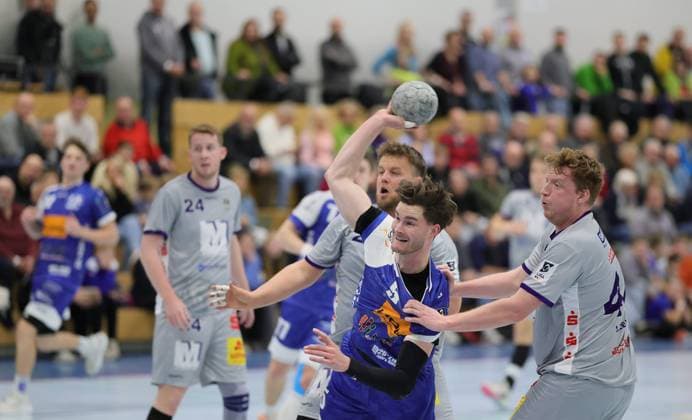 Germany Kelkheim Münster 22 11 2025 Handball Hessen 3 Liga Staffel Süd West Herren Saison 2025 2026 12 Spieltag TSG Münster blue TSG Haßloch gray v l Jonas Schneider TSG Münster 5 , Lukas Klein TSG Haßloch 44 Sport TSG Münster TSG Haßloch