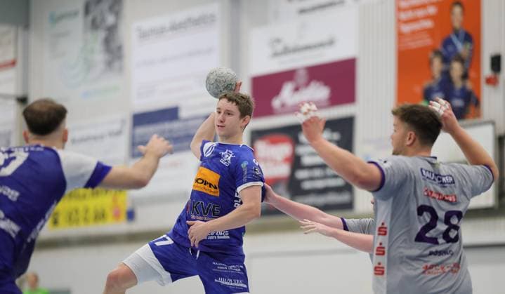 Germany Kelkheim Münster 22 11 2025 Handball Hessen 3 Liga Staffel Süd West Herren Saison 2025 2026 12 Spieltag TSG Münster blue TSG Haßloch gray v l Lars Zelser TSG Münster 77 , Sebastian Bösing TSG Haßloch 28 Sport TSG Münster TSG Haßloch