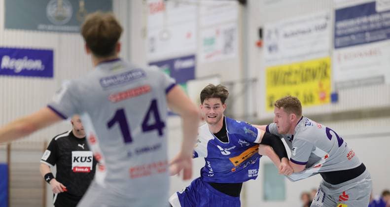 Germany Kelkheim Münster 22 11 2025 Handball Hessen 3 Liga Staffel Süd West Herren Saison 2025 2026 12 Spieltag TSG Münster blue TSG Haßloch gray v l Jonas Schneider TSG Münster 5 , Niklas Klein TSG Haßloch 24 Sport TSG Münster TSG Haßloch