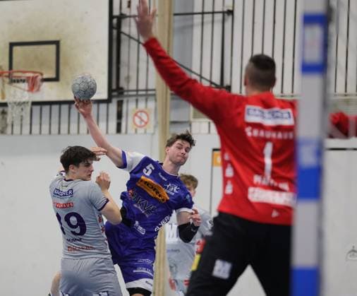 Germany Kelkheim Münster 22 11 2025 Handball Hessen 3 Liga Staffel Süd West Herren Saison 2025 2026 12 Spieltag TSG Münster blue TSG Haßloch gray v l Noa Zeimet TSG Haßloch 19 , Jonas Schneider TSG Münster 5 Sport TSG Münster TSG Haßloch
