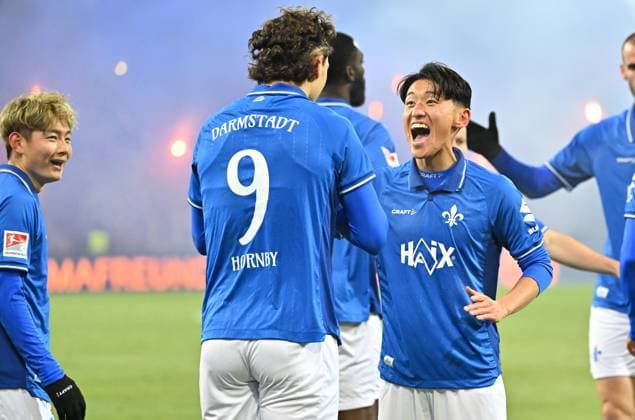 22 11 2025 Soccer Season 2025 2026 2 Soccer Bundesliga 13 Matchday SV Darmstadt 98 SVD Lilien SpVgg Greuther Fürth Kleeblatt Sportfoto Zink MeZi xmexzix DFL regulations prohibit any use of photographs as image sequences and or quasi video only for editorial use Torjubel Jubel nach Treffer Torschuß zum 1 0 durch Fraser Hornby 9, SV Darmstadt 98 D98 SV98 mit Hiroki Akiyama 16, SV Darmstadt 98 D98 SV98