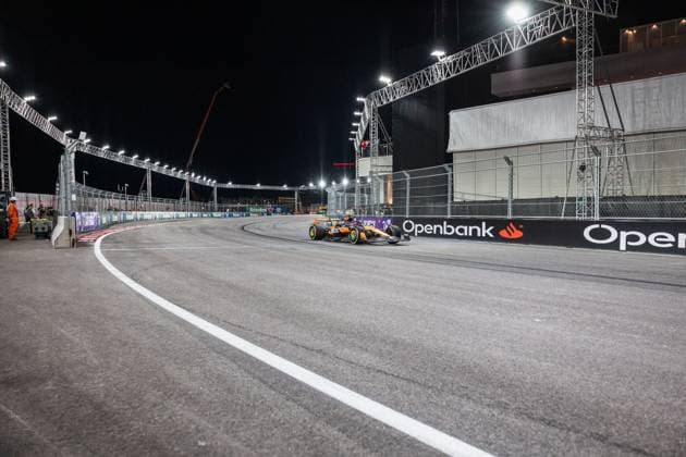 Formula 1 Heineken Las Vegas Grand Prix 2025 Thomas Cerato OVERTAKE MAXPPP - Las Vegas 23 11 2025 81 PIASTRI Oscar (aus), McLaren F1 Team, action at the Formula 1 Heineken Las Vegas Grand Prix 2025, the 22nd round of the 2025 FIA Formula 1 World Championship, WM, Weltmeisterschaft held on the Las Vegas Strip Circuit in Las Vegas, Nevada, United States, from 19 to 22 November 2025. Las Vegas United States  Copyright: xOVERTAKE MAXPPPxThomasxCeratox OVT202511235992 OVT202511235992