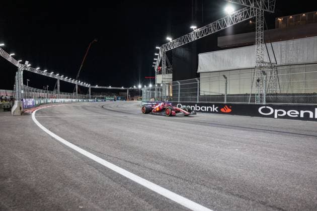 Formula 1 Heineken Las Vegas Grand Prix 2025 Thomas Cerato OVERTAKE MAXPPP - Las Vegas 23 11 2025 16 LECLERC Charles (mon), Scuderia Ferrari HP, action at the Formula 1 Heineken Las Vegas Grand Prix 2025, the 22nd round of the 2025 FIA Formula 1 World Championship, WM, Weltmeisterschaft held on the Las Vegas Strip Circuit in Las Vegas, Nevada, United States, from 19 to 22 November 2025. Las Vegas United States  Copyright: xOVERTAKE MAXPPPxThomasxCeratox OVT202511235993 OVT202511235993