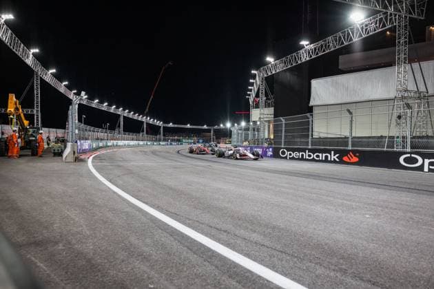 Formula 1 Heineken Las Vegas Grand Prix 2025 Thomas Cerato OVERTAKE MAXPPP - Las Vegas 23 11 2025 31 OCON Esteban (fra), MoneyGram Haas F1 Team, action & 44 HAMILTON Lewis (gbr), Scuderia Ferrari HP, action at the Formula 1 Heineken Las Vegas Grand Prix 2025, the 22nd round of the 2025 FIA Formula 1 World Championship, WM, Weltmeisterschaft held on the Las Vegas Strip Circuit in Las Vegas, Nevada, United States, from 19 to 22 November 2025. Las Vegas United States Copyright: xOVERTAKE MAXPPPxThomasxCeratox OVT202511235994 OVT202511235994