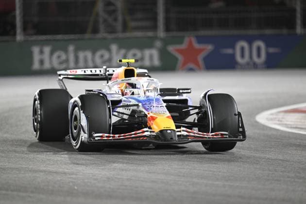 Formula 1 Grand Prix of Las Vegas 2025 - Race night LAS VEGAS, NEVADA - NOVEMBER 22: Liam Lawson of Visa Cash App Racing Bulls (30) competes the race for championship of F1 Grand Prix of Las Vegas at Las Vegas Strip Circuit on November 22, 2025 in Las Vegas, Nevada, United States. Tayfun Coskun Anadolu Nevada United States. Editorial use only. Please get in touch for any other usage.  Copyright: x2025xAnadoluxTayfunxCoskunx
