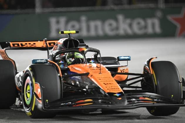 Formula 1 Grand Prix of Las Vegas 2025 - Race night LAS VEGAS, NEVADA - NOVEMBER 22: Lando Norris of McLaren Formula 1 Team (4) competes the race for championship of F1 Grand Prix of Las Vegas at Las Vegas Strip Circuit on November 22, 2025 in Las Vegas, Nevada, United States. Tayfun Coskun Anadolu Nevada United States. Editorial use only. Please get in touch for any other usage.  Copyright: x2025xAnadoluxTayfunxCoskunx