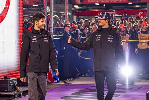 (L) Esteban Ocon (FRA) - Haas F1 Team - Haas VF-25 - Ferrari (R) Oliver Bearman (GBR) - Haas F1 Team during the Sunday of the Formula 1 Heineken Las Vegas Grand Prix 2025 at Las Vegas Strip Circuit, ahead of Round 22 of 24 of the 2025 FIA Formula One World Championship, WM, Weltmeisterschaft (November 20-23, 2025). Formula 1 Heineken Las Vegas Grand Prix 2025