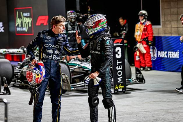 (L) Max Verstappen (NED) - Oracle Red Bull Racing - Red Bull RB21 - Honda RBPT (R) George Russell (GBR) - Mercedes-AMG PETRONAS F1 Team - Mercedes W16 - Mercedes E Performance during the Sunday of the Formula 1 Heineken Las Vegas Grand Prix 2025 at Las Vegas Strip Circuit, ahead of Round 22 of 24 of the 2025 FIA Formula One World Championship, WM, Weltmeisterschaft (November 20-23, 2025). Formula 1 Heineken Las Vegas Grand Prix 2025