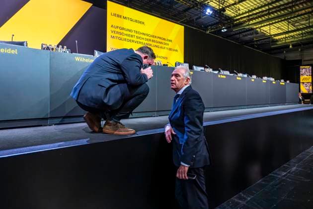 23 11 25, General Meeting of Borussia Dortmund in the Westfalenhallen Dortmund Dr Christian Hockenjos l talks to President Dr Reinhold Lunow Copyright: xInderlied Kirchner-Mediax