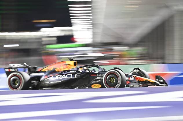 Formula 1 Grand Prix of Las Vegas 2025 - Race night LAS VEGAS, NEVADA - NOVEMBER 22: Yuki Tsunoda of Oracle Red Bull Racing (22) competes the race for championship of F1 Grand Prix of Las Vegas at Las Vegas Strip Circuit on November 22, 2025 in Las Vegas, Nevada, United States. Tayfun Coskun Anadolu Las Vegas United States. Editorial use only. Please get in touch for any other usage.  Copyright: x2025xAnadoluxTayfunxCoskunx