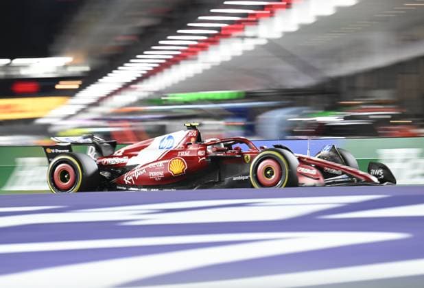 Formula 1 Grand Prix of Las Vegas 2025 - Race night LAS VEGAS, NEVADA - NOVEMBER 22: Lewis Hamilton of Scuderia Ferrari (44) competes the race for championship of F1 Grand Prix of Las Vegas at Las Vegas Strip Circuit on November 22, 2025 in Las Vegas, Nevada, United States. Tayfun Coskun Anadolu Las Vegas United States. Editorial use only. Please get in touch for any other usage.  Copyright: x2025xAnadoluxTayfunxCoskunx