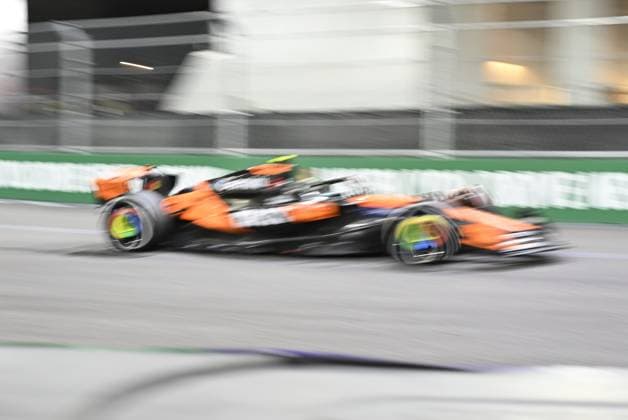 Formula 1 Grand Prix of Las Vegas 2025 - Race night LAS VEGAS, NEVADA - NOVEMBER 22: Lando Norris of McLaren Formula 1 Team (4) competes the race for championship of F1 Grand Prix of Las Vegas at Las Vegas Strip Circuit on November 22, 2025 in Las Vegas, Nevada, United States. Tayfun Coskun Anadolu Las Vegas United States. Editorial use only. Please get in touch for any other usage.  Copyright: x2025xAnadoluxTayfunxCoskunx