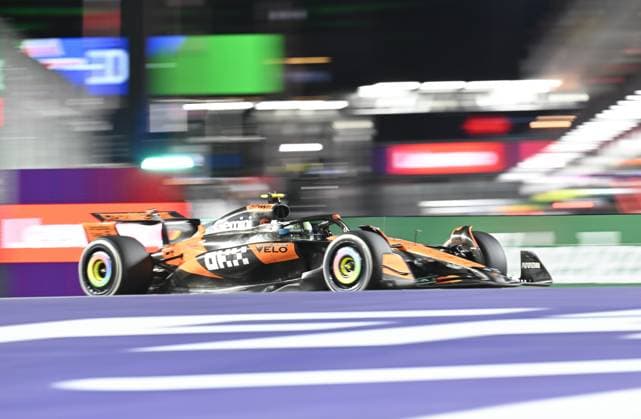 Formula 1 Grand Prix of Las Vegas 2025 - Race night LAS VEGAS, NEVADA - NOVEMBER 22: Lando Norris of McLaren Formula 1 Team (4) competes the race for championship of F1 Grand Prix of Las Vegas at Las Vegas Strip Circuit on November 22, 2025 in Las Vegas, Nevada, United States. Tayfun Coskun Anadolu Las Vegas United States. Editorial use only. Please get in touch for any other usage.  Copyright: x2025xAnadoluxTayfunxCoskunx