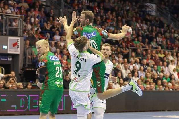 22 11 2025, xgox, Handball Daikin HBL SC Magdeburg HSG Wetzlar emspor, v l Niklas Theiss Wetzlar, 9 , Philipp Weber Magdeburg, 20 duel, duel, fight, tackle Magdeburg
