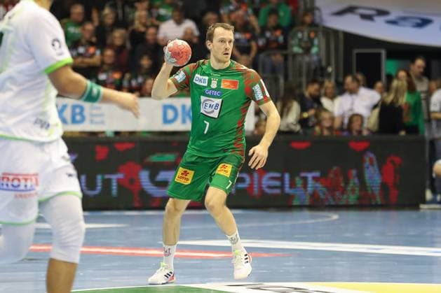 22 11 2025, xgox, Handball Daikin HBL SC Magdeburg HSG Wetzlar emspor, v l Felix Claar Magdeburg, 7 am Ball, plays the ball Magdeburg