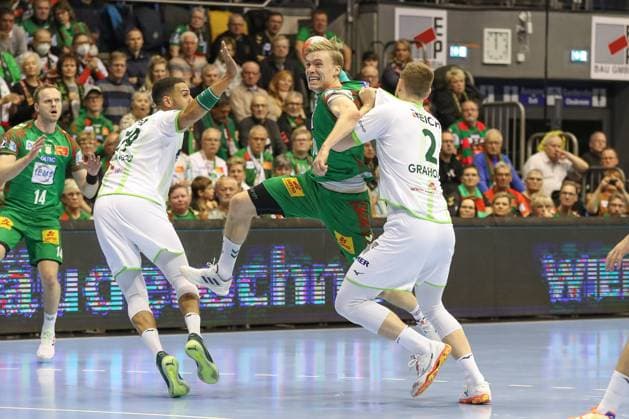 22 11 2025, xgox, Handball Daikin HBL SC Magdeburg HSG Wetzlar emspor, v l Gisli Thorgeir Kristjansson Magdeburg, 10 throws goal, Torschuetze, scores goal, Treffer, scores the goal Magdeburg