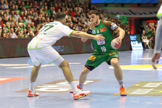 22 11 2025, xgox, Handball Daikin HBL SC Magdeburg HSG Wetzlar emspor, v l Stefan Cavor Wetzlar, 77 , Elvar Oern Jonsson Magdeburg, 19 duel, duel, fight, tackle Magdeburg