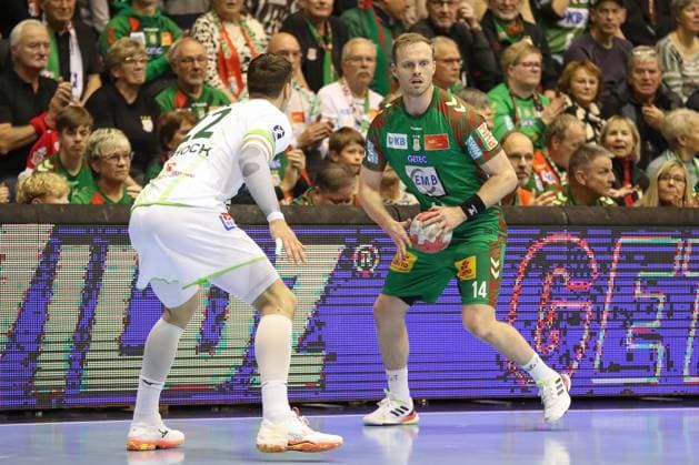 22 11 2025, xgox, Handball Daikin HBL SC Magdeburg HSG Wetzlar emspor, v l Omar Ingi Magnusson Magdeburg, 14 on the ball, plays the ball Magdeburg
