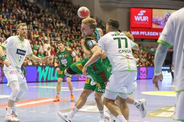 22 11 2025, xgox, Handball Daikin HBL SC Magdeburg HSG Wetzlar emspor, v l Gisli Thorgeir Kristjansson Magdeburg, 10 throws goal, Torschuetze, scores goal, Treffer, scores the goal Magdeburg