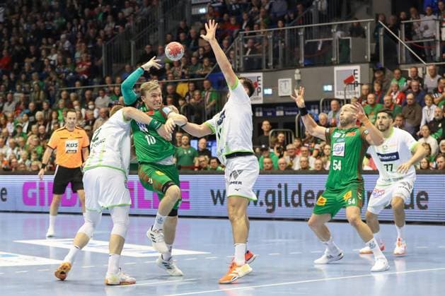 22 11 2025, xgox, Handball Daikin HBL SC Magdeburg HSG Wetzlar emspor, v l Nikola Grahovac Wetzlar, 2 , Gisli Thorgeir Kristjansson Magdeburg, 10 , Jona Schoch Wetzlar, 22 , Oscar Bergendahl Magdeburg, 54 , Stefan Cavor Wetzlar, 77 duel, duel, fight, tackle Magdeburg