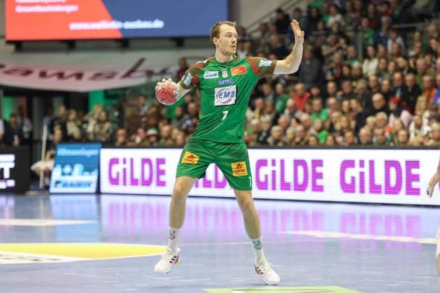 22 11 2025, xgox, Handball Daikin HBL SC Magdeburg HSG Wetzlar emspor, v l Felix Claar Magdeburg, 7 am Ball, plays the ball Magdeburg