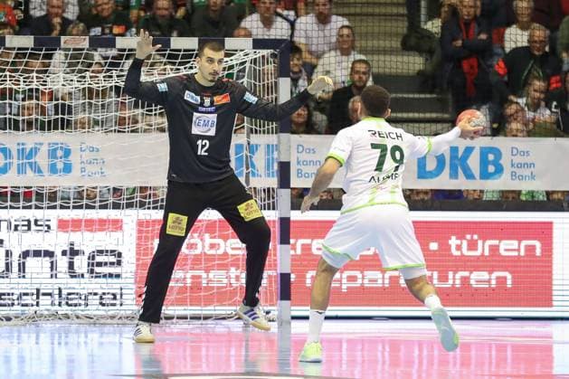 22 11 2025, xgox, Handball Daikin HBL SC Magdeburg HSG Wetzlar emspor, v l Matej Mandic Magdeburg, 12 on a seven-meter penalty against Ahmed Nafea Wetzlar, 79 Magdeburg