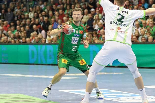 22 11 2025, xgox, Handball Daikin HBL SC Magdeburg HSG Wetzlar emspor, v l Philipp Weber Magdeburg, 20 am Ball, plays the ball Magdeburg