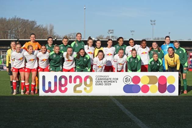 Google Pixel Womens Bundesliga, RB Leipzig VfL Wolfsburg 23 11 2025 Team photo with both teams with advertising banner WE 29, Candidature for the Womens European Football Championship 2029 Football, Google Pixel Womens Bundesliga, Season 2025 2026, 11 Matchday RB Leipzig vs VfL Wolfsburg on 23 11 2025, Training Center Cottaweg, Leipzig DFB REGULATIONS PROHIBIT ANY USE OF PHOTOGRAPHS AS IMAGE SEQUENCES AND OR QUASI VIDEO Copyright: xBEAUTIFULxSPORTS JanxKaeferx