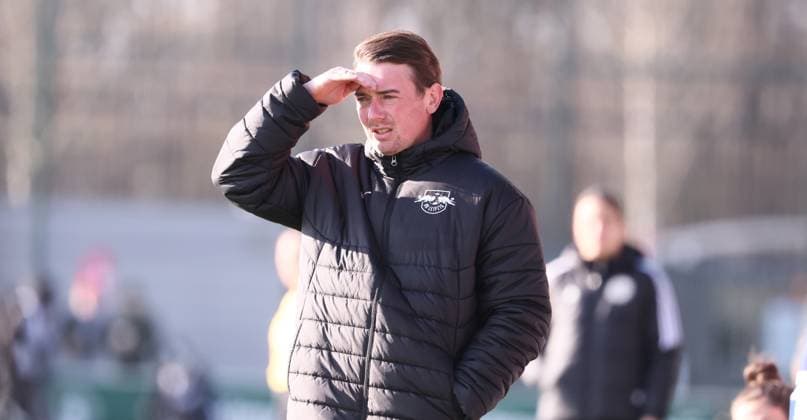 Leipzig, 23 11 2025, Red Bull Campus, Soccer, 1 Bundesliga, Women 11 Matchday , RB Leipzig vs Vfl Wolfsburg , In the picture Coach Jonas Stephan RB Leipzig , For editorial use only , DFL DFB regulations prohibit any use of photographs as image sequences and or quasi video ,