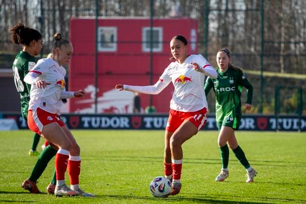 GER, Leipzig, Football, Google Pixel Womens Bundesliga, Matchday 11, RB Leipzig vs VFL Wolfsburg in picture v l Lisa Baum RB Leipzig 11 , Action 23 11 2025, RB Leipzig Training Academy, Cottaweg Leipzig DFB REGULATIONS PROHIBIT ANY USE OF PHOTOGRAPHS AS IMAGE SEQUENCES AND OR QUASI VIDEO, Copyright: HMBxMedia PaulxFritz