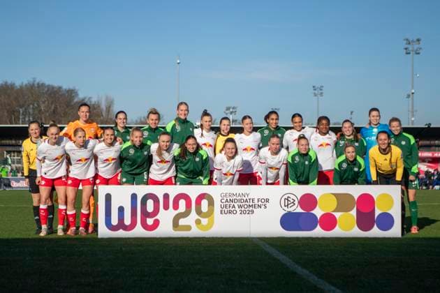 GER, Leipzig, Football, Google Pixel Womens Bundesliga, Matchday 11, RB Leipzig vs VFL Wolfsburg in picture v l Group photo of both teams in front of advertising banner for the Womens World Cup 2029 23 11 2025, RB Leipzig Training Academy, Cottaweg Leipzig DFB REGULATIONS PROHIBIT ANY USE OF PHOTOGRAPHS AS IMAGE SEQUENCES AND OR QUASI VIDEO, Copyright: HMBxMedia PaulxFritz