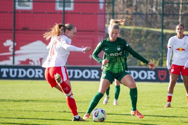 GER, Leipzig, Football, Google Pixel Womens Bundesliga, Matchday 11, RB Leipzig vs VFL Wolfsburg pictured from l Lou Ann Joly RB Leipzig 06 , Justine Kielland VFL Wolfsburg 18 , Zweikampf 23 11 2025, RB Leipzig Training Academy, Cottaweg Leipzig DFB REGULATIONS PROHIBIT ANY USE OF PHOTOGRAPHS AS IMAGE SEQUENCES AND OR QUASI VIDEO, Copyright: HMBxMedia PaulxFritz