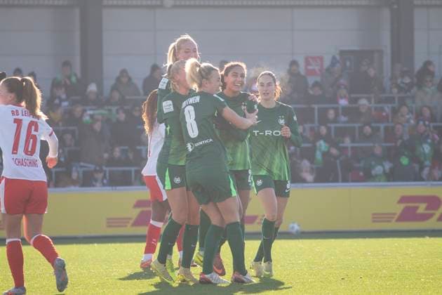 GER, Leipzig, Football, Google Pixel Womens Bundesliga, Matchday 11, RB Leipzig vs VFL Wolfsburg in picture v l Wolfsburg goal celebration 23 11 2025, RB Leipzig Training Academy, Cottaweg Leipzig DFB REGULATIONS PROHIBIT ANY USE OF PHOTOGRAPHS AS IMAGE SEQUENCES AND OR QUASI VIDEO, Copyright: HMBxMedia PaulxFritz