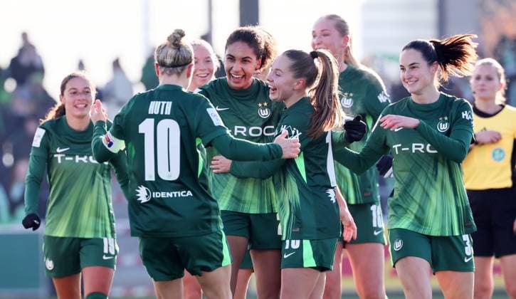 Leipzig, 23 11 2025, Red Bull Campus, Soccer, 1 Bundesliga, Women 11 Matchday , RB Leipzig vs Vfl Wolfsburg , In the picture Goal for Wolfsburg Cora Zicai 28, Wolfsburg scores to 0 1 and cheers with teammates , For editorial use only Only editorial use , DFL DFB regulations prohibit any use of photographs as image sequences and or quasi video ,