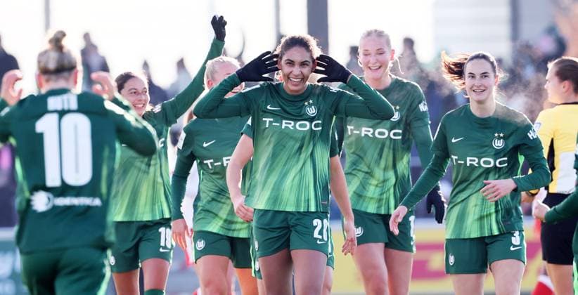 Leipzig, 23 11 2025, Red Bull Campus, Soccer, 1 Bundesliga, Women 11 Matchday , RB Leipzig vs Vfl Wolfsburg , In the picture Goal for Wolfsburg Cora Zicai 28, Wolfsburg scores to 0 1 and cheers with teammates , For editorial use only Only editorial use , DFL DFB regulations prohibit any use of photographs as image sequences and or quasi video ,