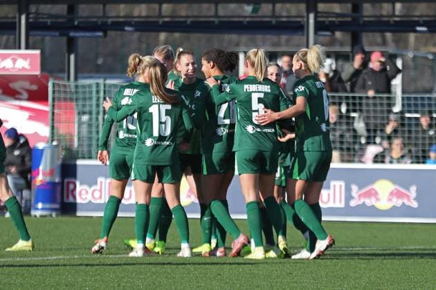 Google Pixel Womens Bundesliga, RB Leipzig VfL Wolfsburg 23 11 2025 Goal celebration at the Wolfsburg team after the goal to 0 1 Soccer, Google Pixel Womens Bundesliga, Season 2025 2026, 11 Matchday RB Leipzig vs VfL Wolfsburg on 23 11 2025, Training Center Cottaweg, Leipzig DFB REGULATIONS PROHIBIT ANY USE OF PHOTOGRAPHS AS IMAGE SEQUENCES AND OR QUASI VIDEO Copyright: xBEAUTIFULxSPORTS JanxKaeferx