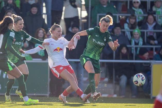 GER, Leipzig, Soccer, Google Pixel Women Bundesliga, Matchday 11, RB Leipzig vs VFL Wolfsburg in the picture from l Marlene Mueller RB Leipzig 27 , Lena Lattwein VFL Wolfsburg 08 , Zweikampf 23 11 2025, RB Leipzig Training Academy, Cottaweg Leipzig DFB REGULATIONS PROHIBIT ANY USE OF PHOTOGRAPHS AS IMAGE SEQUENCES AND OR QUASI VIDEO, Copyright: HMBxMedia PaulxFritz