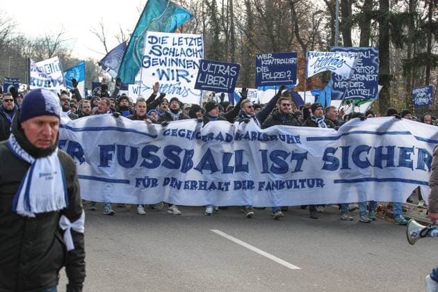Football is safe fan march of Karlsruhe fans before the match, Karlsruher SC vs SV Elversberg, 2 Bundesliga, Matchday 13, 2025 2026, 23 11 2025, DFL REGULATES PROHIBIT ANY USE OF PHOTOGRAPHS AS IMAGE SEQUENCES AND OR QUASI VIDEO, Karlsruher SC vs SV Elversberg, 2 Bundesliga, Matchday 13, 2025 2026, 23 11 2025 Karlsruhe Copyright: xEibner-Pressefoto JanxPrihodax EP_JPA