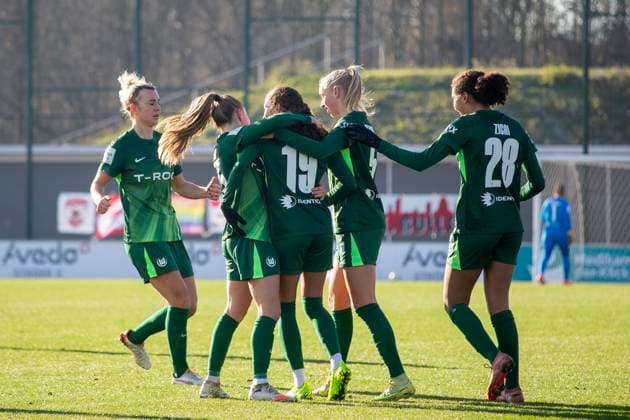 GER, Leipzig, Football, Google Pixel Womens Bundesliga, Matchday 11, RB Leipzig vs VFL Wolfsburg in picture v l Wolfsburg goal celebration 23 11 2025, RB Leipzig Training Academy, Cottaweg Leipzig DFB REGULATIONS PROHIBIT ANY USE OF PHOTOGRAPHS AS IMAGE SEQUENCES AND OR QUASI VIDEO, Copyright: HMBxMedia PaulxFritz