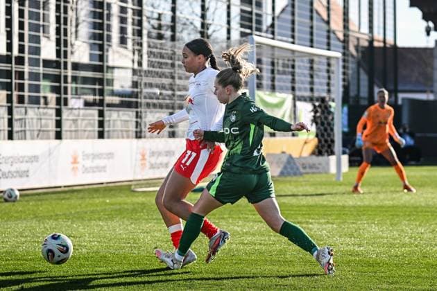 Soccer I Women I Season 2025 2026 I Bundesliga I 11 Matchday I RB Leipzig VfL Wolfsburg I 23 11 2025 duel Lisa Baum 11, Rasenballsport Leipzig clears the ball in front of Janou Johanna Theodora Levels 15, VfL Wolfsburg into the goal Leipzig RB Training Center, Cottaweg 7 Saxony Germany Copyright: xLobeca InesxHähnelx
