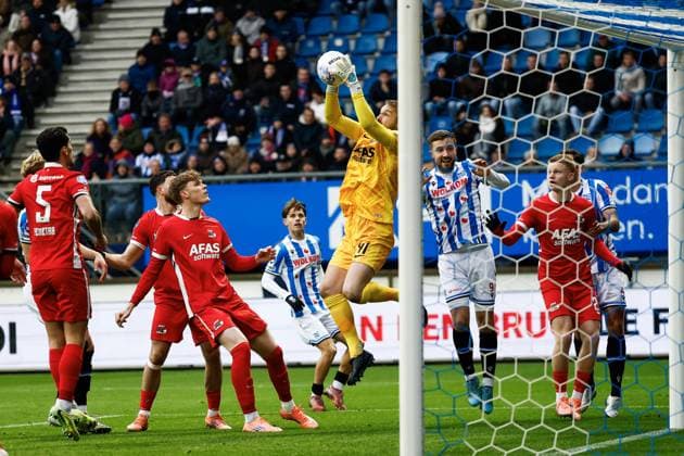 HEERENVEEN - Sven Mijnans of AZ Alkmaar, AZ Alkmaar goalkeeper Jeroen Zoet, Dylan Vente of SC Heerenveen (l-r) during the Dutch Eredivisie match between SC Heerenveen and AZ at the Abe Lenstra Stadium on November 23, 2025, in Heerenveen, Netherlands. ANP VINCENT JANNINK Eredivisie 2025-2026 xVIxANPxSportx xxANPxIVx 542854436 originalFilename: 542854436.jpg