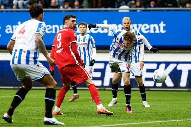 HEERENVEEN - Troy Parrott of AZ Alkmaar, Ringo Meerveld of SC Heerenveen (l-r) during the Dutch Eredivisie match between SC Heerenveen and AZ at the Abe Lenstra Stadium on November 23, 2025, in Heerenveen, Netherlands. ANP VINCENT JANNINK Eredivisie 2025-2026 xVIxANPxSportx xxANPxIVx 542854568 originalFilename: 542854568.jpg