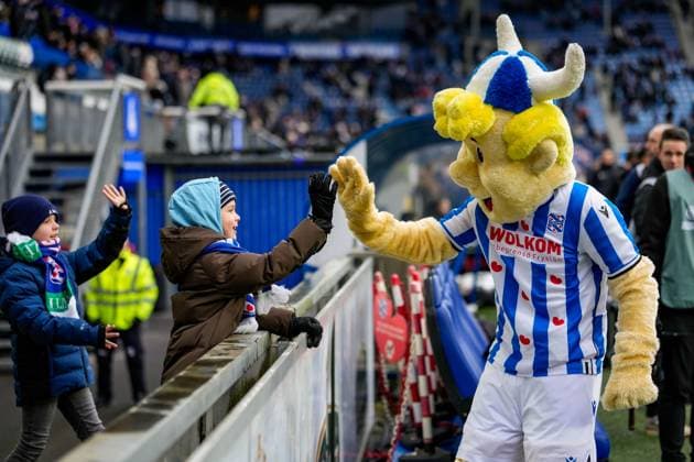 2025-11-23 SC Heerenveen v AZ Alkmaar - Dutch Eredivisie HEERENVEEN, NETHERLANDS - NOVEMBER 23: Mascot of sc Heerenveen greets with fans during the Dutch Eredivisie match between SC Heerenveen and AZ Alkmaar at Abe Lenstra Stadion on November 23, 2025 in Heerenveen, Netherlands. Heerenveen Abe Lenstra Stadion Netherlands Content not available for redistribution in The Netherlands directly or indirectly through any third parties. Copyright: xEdxvanxdexPolx