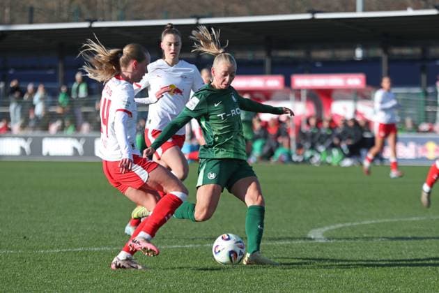 Google Pixel Womens Bundesliga, RB Leipzig VfL Wolfsburg 23 11 2025 Ella Peddemors 5, VfL Wolfsburg takes a shot from Football, Google Pixel Womens Bundesliga, Season 2025 2026, 11 Matchday RB Leipzig vs VfL Wolfsburg on 23 11 2025, Training Center Cottaweg, Leipzig DFB REGULATIONS PROHIBIT ANY USE OF PHOTOGRAPHS AS IMAGE SEQUENCES AND OR QUASI VIDEO Copyright: xBEAUTIFULxSPORTS JanxKaeferx