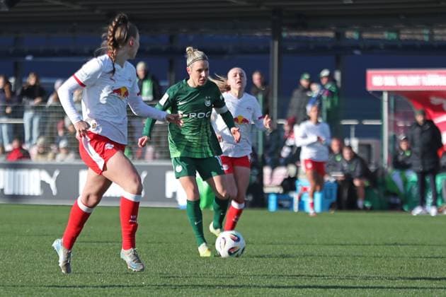 Google Pixel Frauen Bundesliga, RB Leipzig VfL Wolfsburg 23 11 2025 Svenja Huth 10, VfL Wolfsburg Fußball, Google Pixel Frauen Bundesliga, Saison 2025 2026, 11 Spieltag RB Leipzig vs VfL Wolfsburg am 23 11 2025, Trainingszentrum Cottaweg, Leipzig DFB REGULATIONS PROHIBIT ANY USE OF PHOTOGRAPHS AS IMAGE SEQUENCES AND OR QUASI VIDEO Copyright: xBEAUTIFULxSPORTS JanxKaeferx