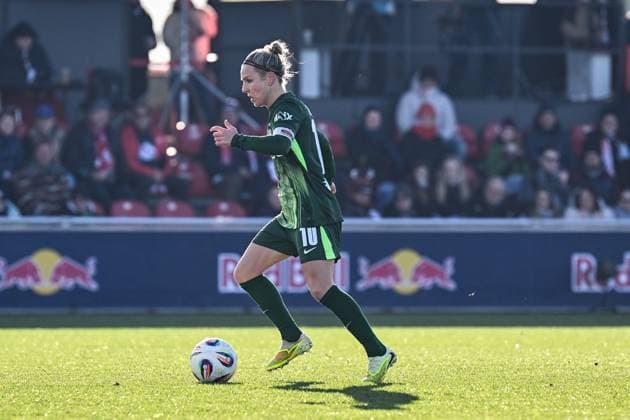 Soccer I Women I Season 2025 2026 I Bundesliga I 11 Matchday I RB Leipzig VfL Wolfsburg I 23 11 2025 Svenja Huth 10, VfL Wolfsburg dribbles with the ball Crop, close-up, portrait, portrait, single photo, single image, body Leipzig RB Training Center, Cottaweg 7 Saxony Germany Copyright: xLobeca InesxHähnelx