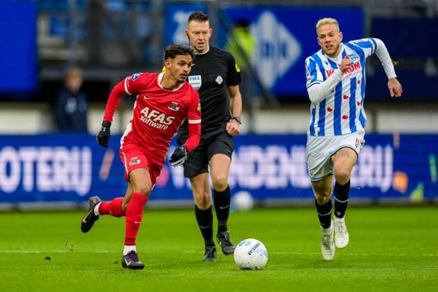 2025-11-23 SC Heerenveen v AZ Alkmaar - Dutch Eredivisie HEERENVEEN, NETHERLANDS - NOVEMBER 23: Weslley Pinto Batista of AZ Alkmaar runs with the ball during the Dutch Eredivisie match between SC Heerenveen and AZ Alkmaar at Abe Lenstra Stadion on November 23, 2025 in Heerenveen, Netherlands. Heerenveen Abe Lenstra Stadion Netherlands Content not available for redistribution in The Netherlands directly or indirectly through any third parties. Copyright: xEdxvanxdexPolx