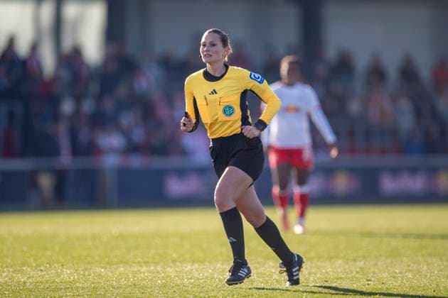GER, Leipzig, Football, Google Pixel Womens Bundesliga, Matchday 11, RB Leipzig vs VFL Wolfsburg pictured from left Selina Menzel Referee , 23 11 2025, RB Leipzig Training Academy, Cottaweg Leipzig DFB REGULATIONS PROHIBIT ANY USE OF PHOTOGRAPHS AS IMAGE SEQUENCES AND OR QUASI VIDEO, Copyright: HMBxMedia PaulxFritz